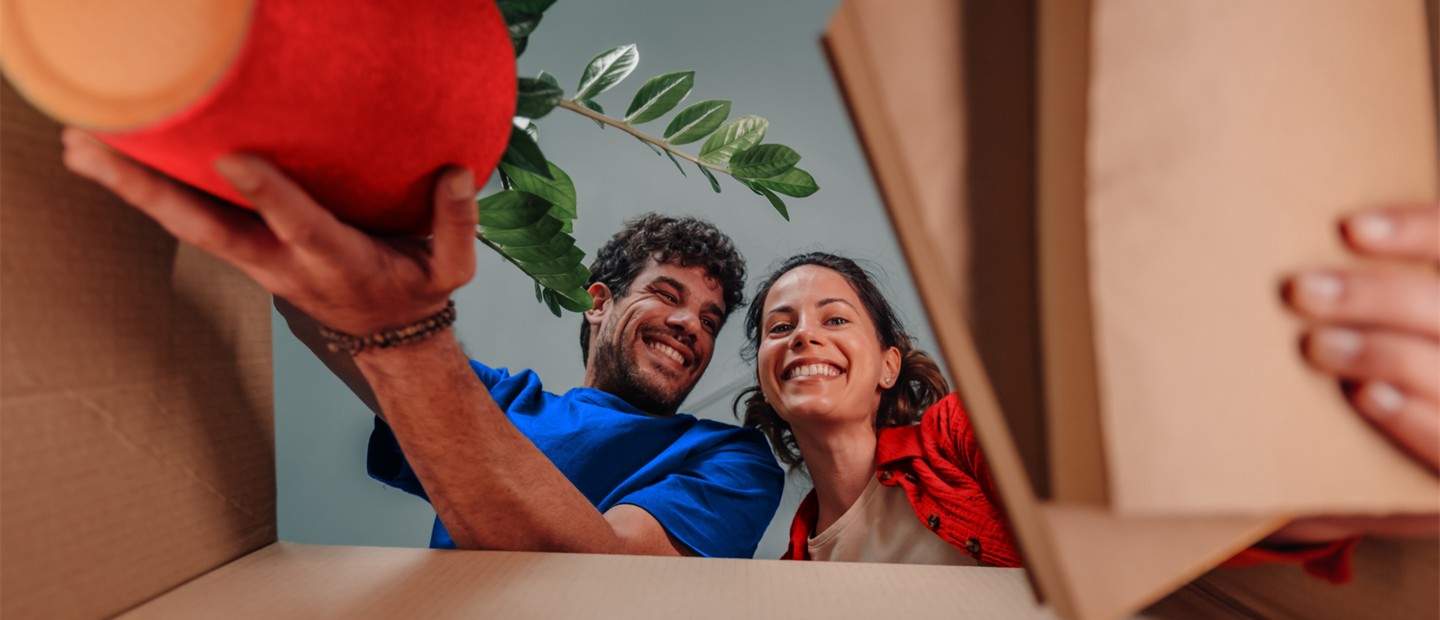 Jóvenes abriendo cajas de mudanza
