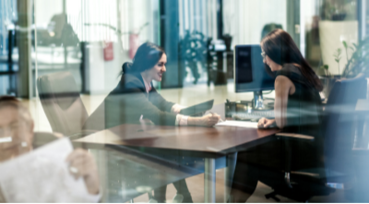 Dos mujeres realizando una auditoría en un despacho