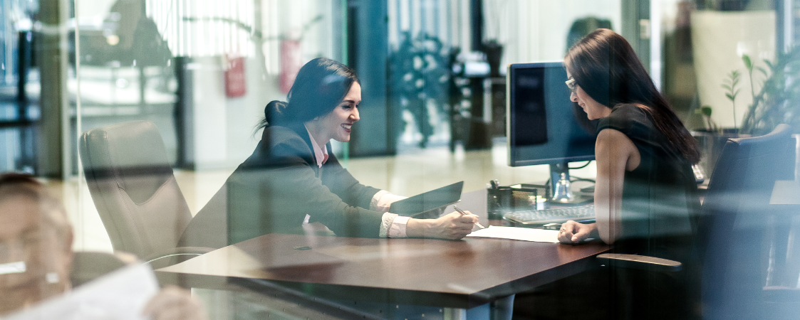 Dos mujeres realizando una auditoría en un despacho