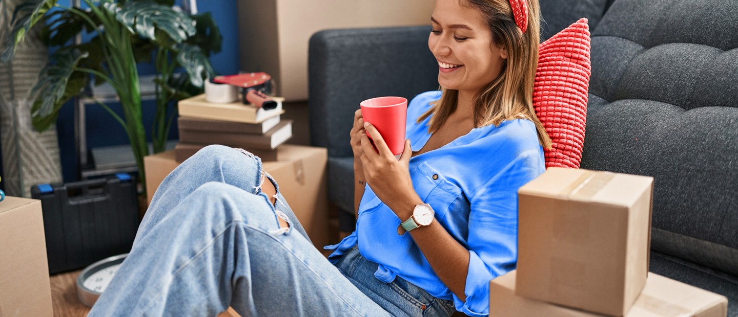 Chica joven feliz en su nueva casa.