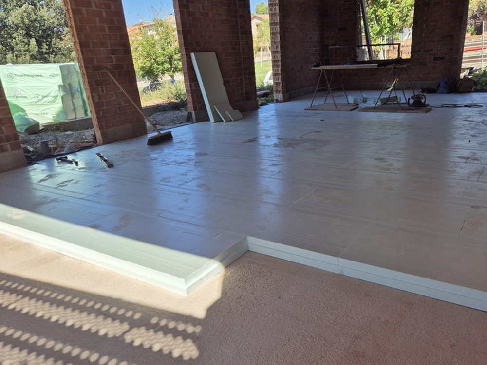 Colocación de paneles Thermogreen en el suelo de una casa en construcción