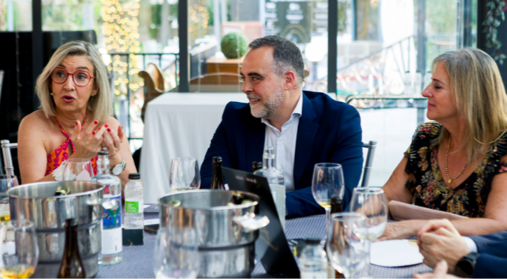 Teresa Fernández, Jesús Viñuales y Carmen Urbano conversando