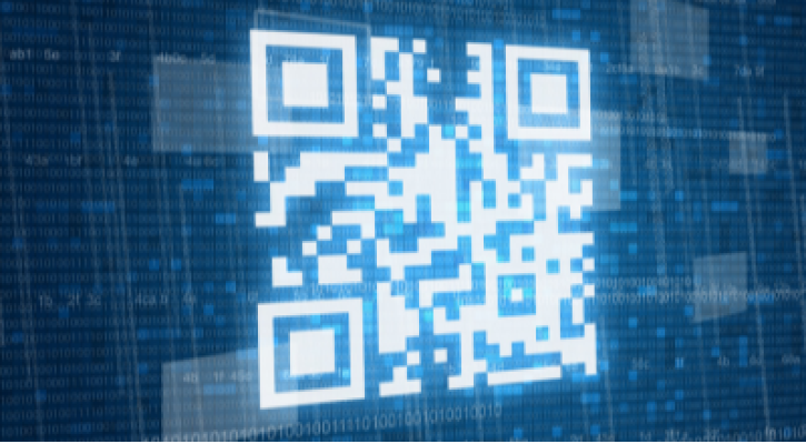 Código QR blanco y luminoso sobre un fondo digital de tonos azules