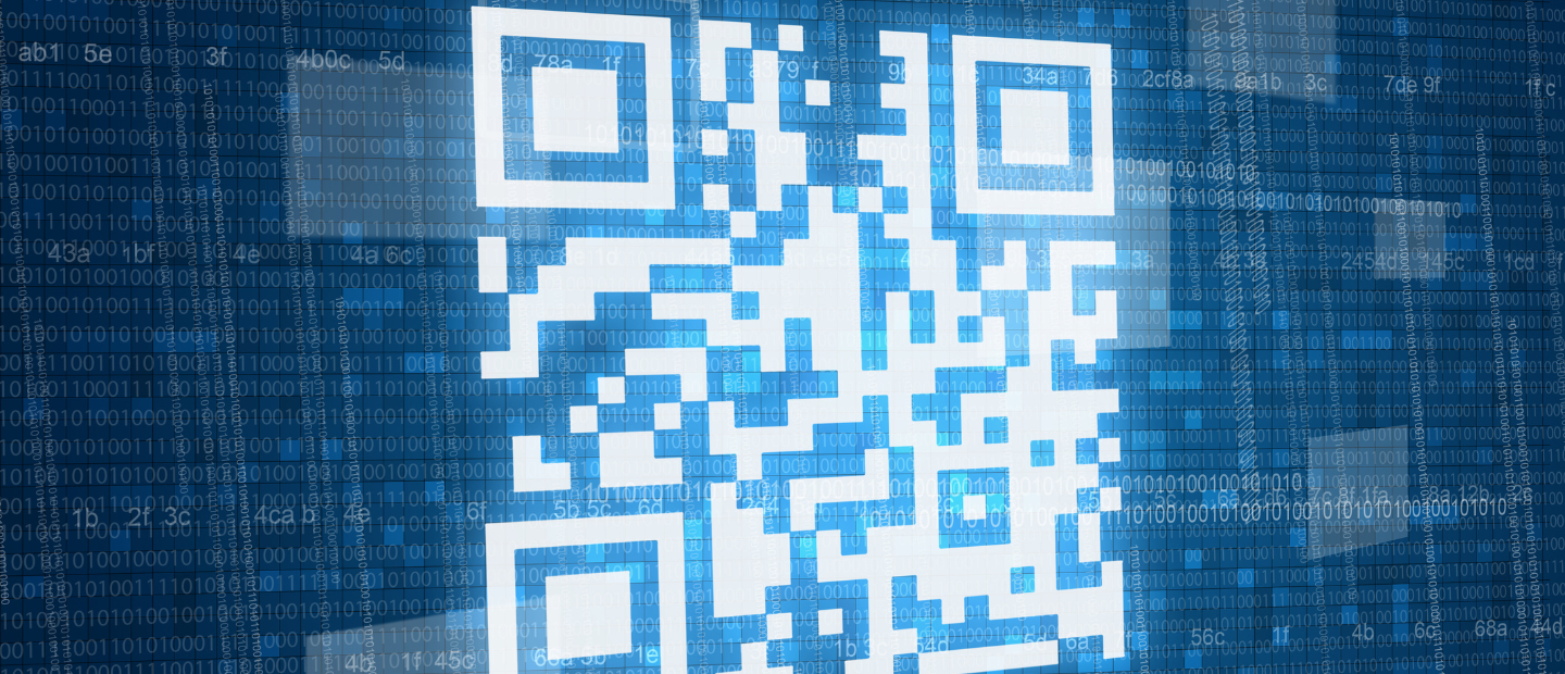 Código QR blanco y luminoso sobre un fondo digital de tonos azules