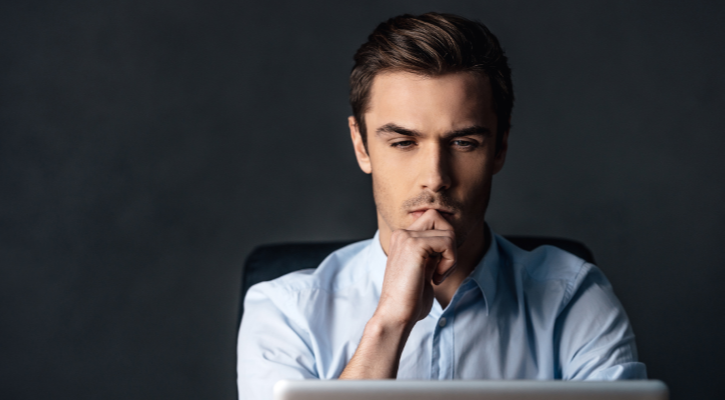 ejecutivo en actitud reflexiva ante un ordenador