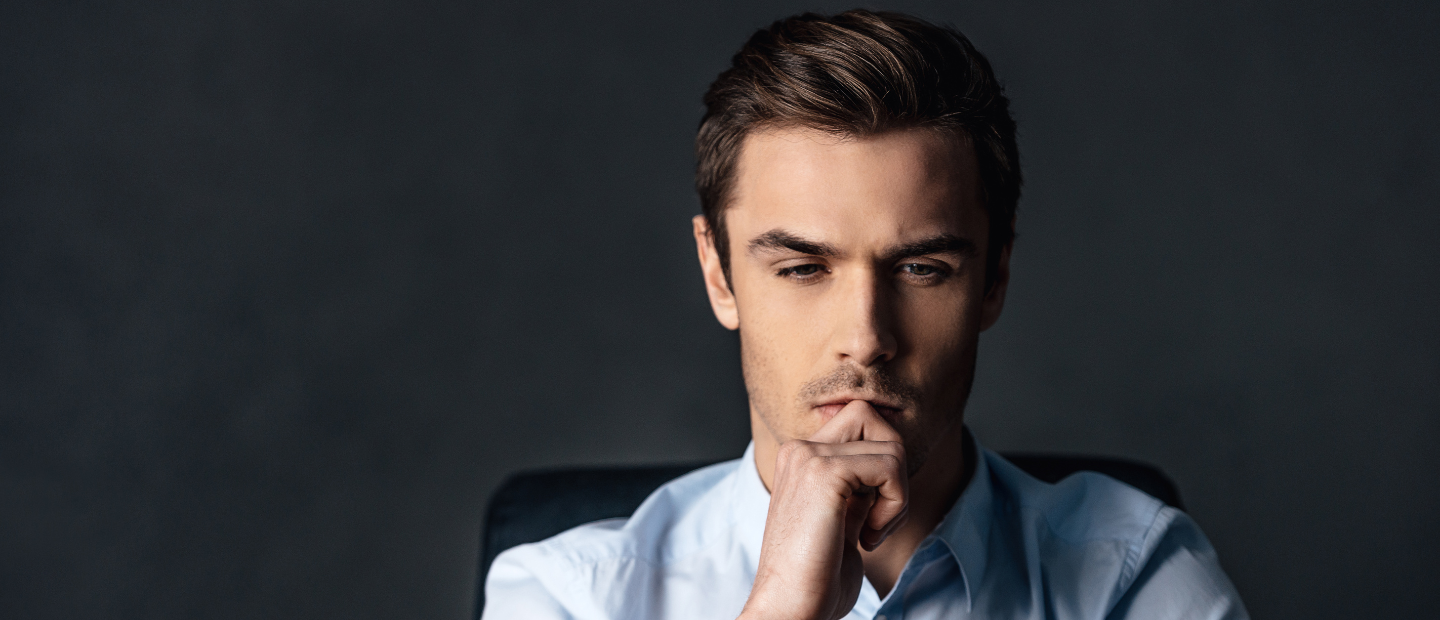 ejecutivo en actitud reflexiva ante un ordenador