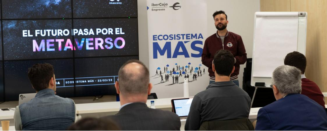 Personas en la charla sobre el metaverso