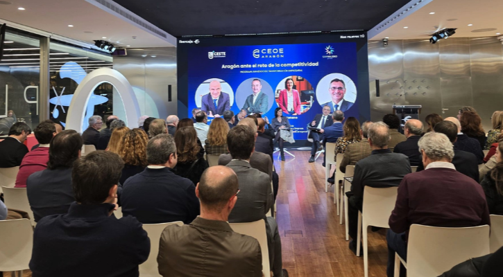 Público escuchando al panel de debate durante el evento Aragón ante el reto de la competitividad de CEOE Aragón