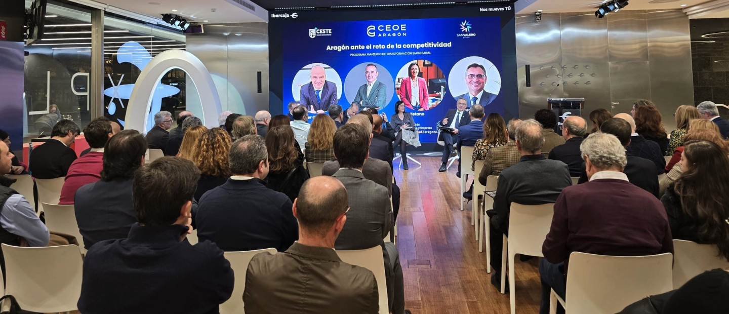 Público escuchando al panel de debate durante el evento Aragón ante el reto de la competitividad de CEOE Aragón