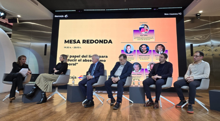 Seis ponentes participando en una mesa redonda sobre liderazgo de servicio en Ibercaja Xplora