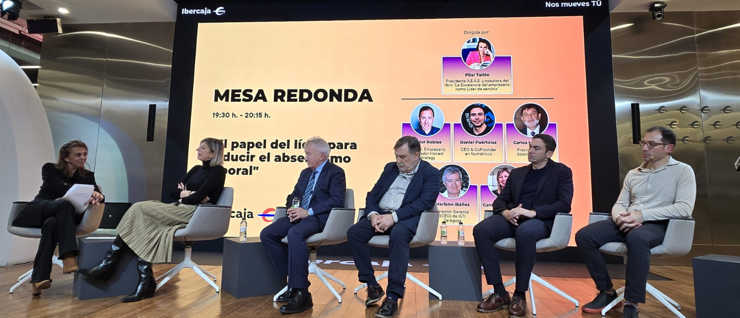 Seis ponentes participando en una mesa redonda sobre el liderazgo de servicio