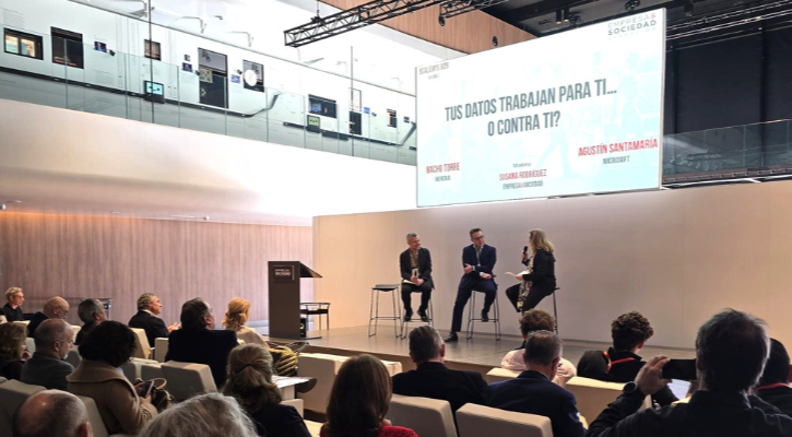 Escenario de la jornada con los ponentes de la mesa sobre gestión de datos