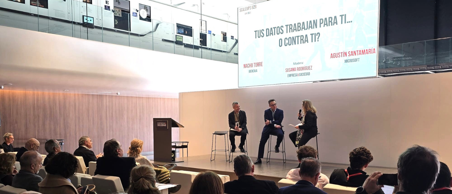 Escenario de la jornada con los ponentes de la mesa sobre gestión de datos