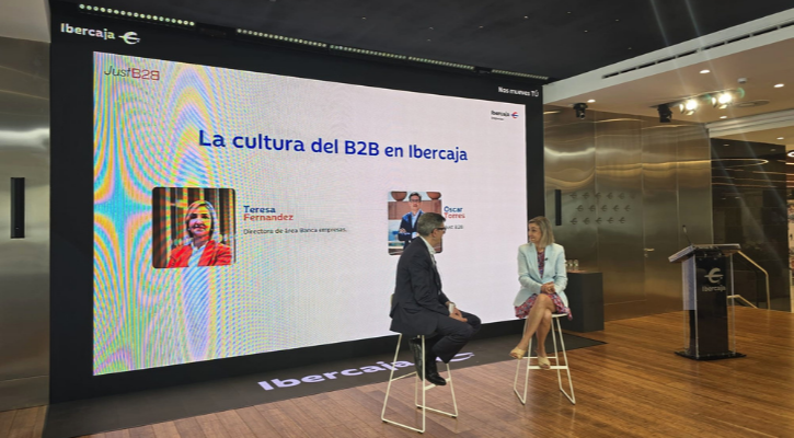 Teresa Fernández y Óscar Torres charlan en el escenario del Espacio Xplora de Ibercaja