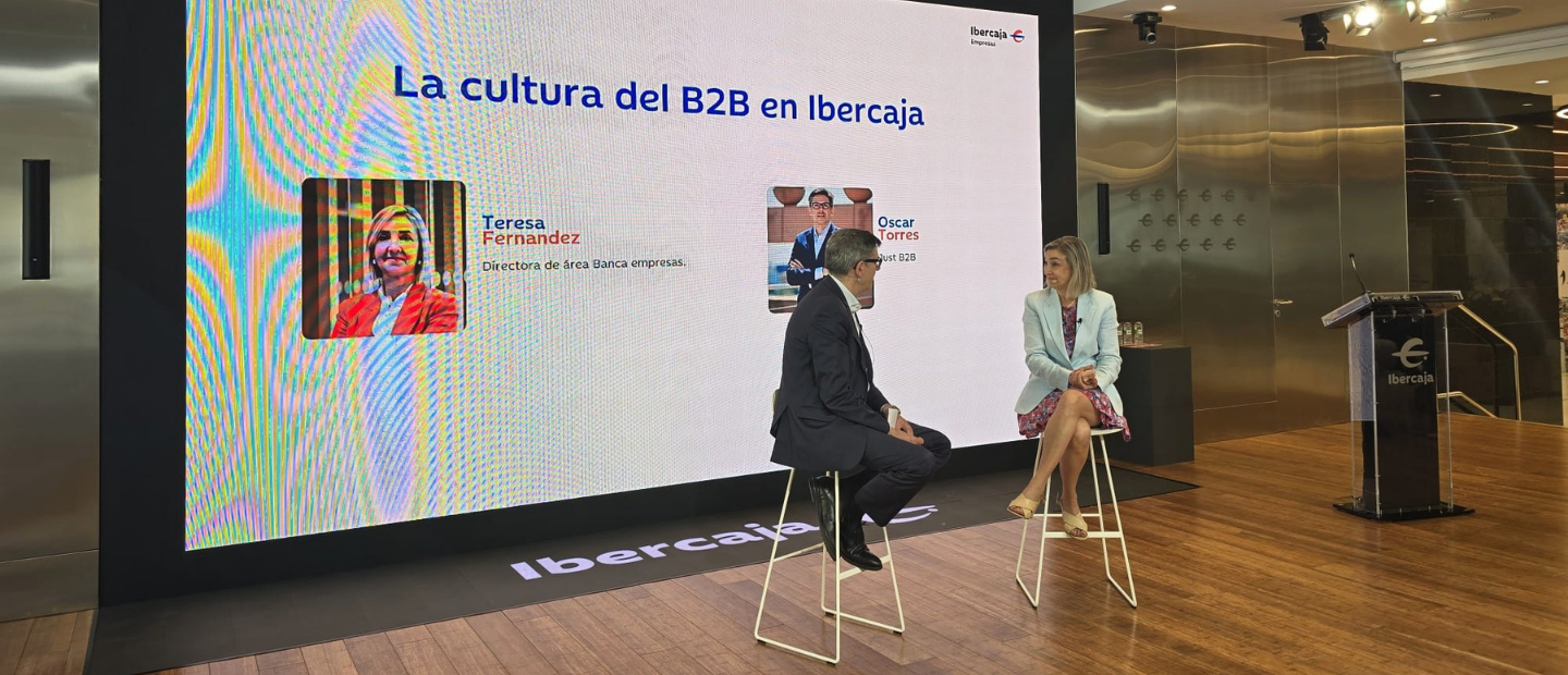 Teresa Fernández y Óscar Torres charlan en el escenario del Espacio Xplora de Ibercaja