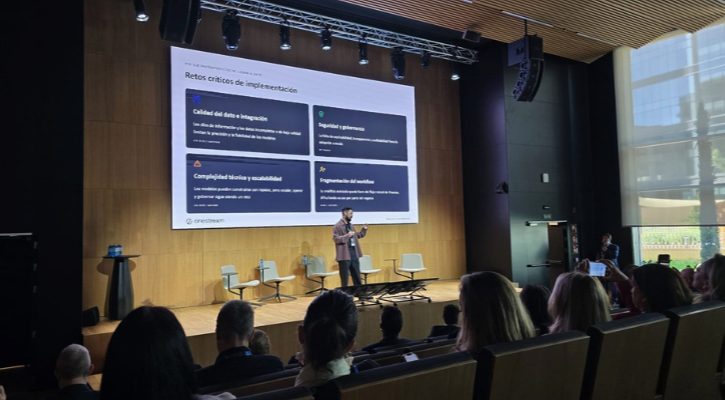 Escenario de la Cumbre CFO con ponente hablando al público