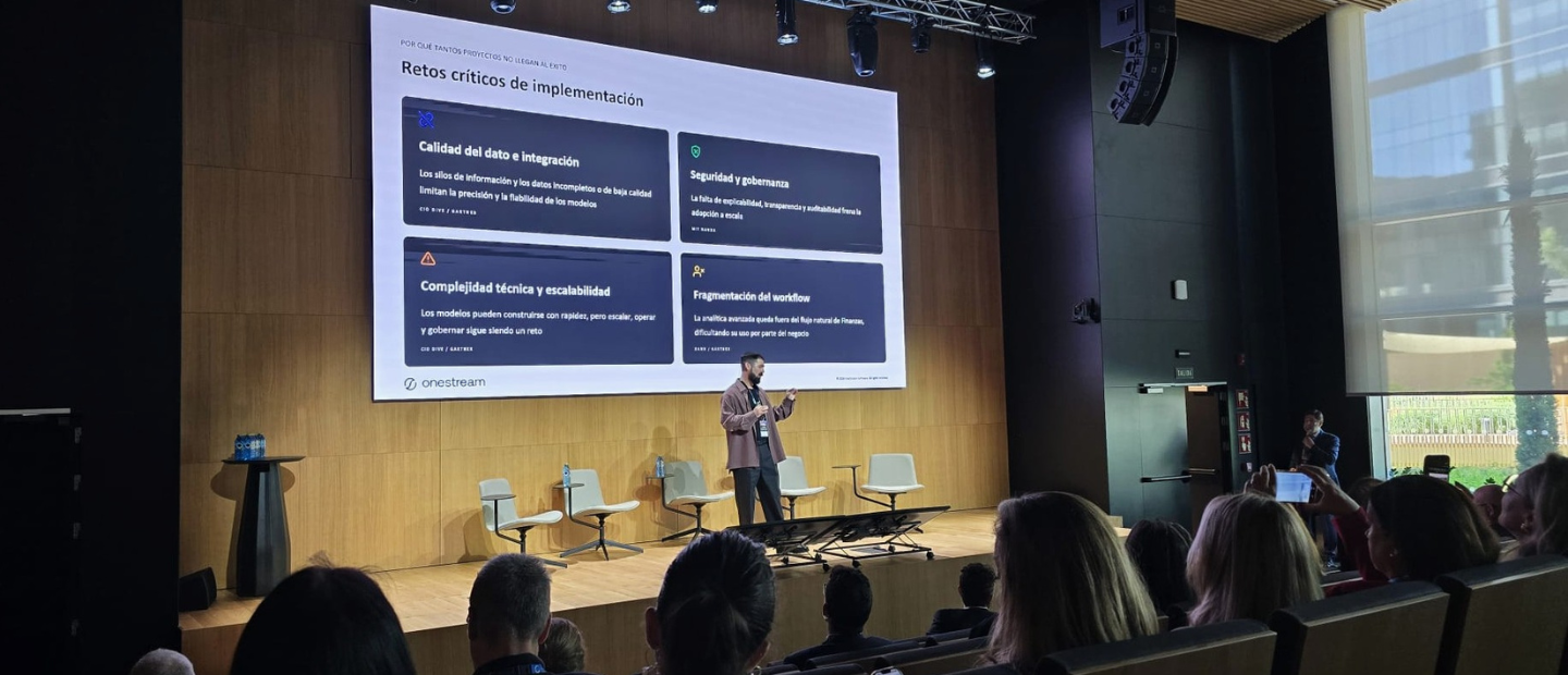 Escenario de la Cumbre CFO con ponente hablando al público