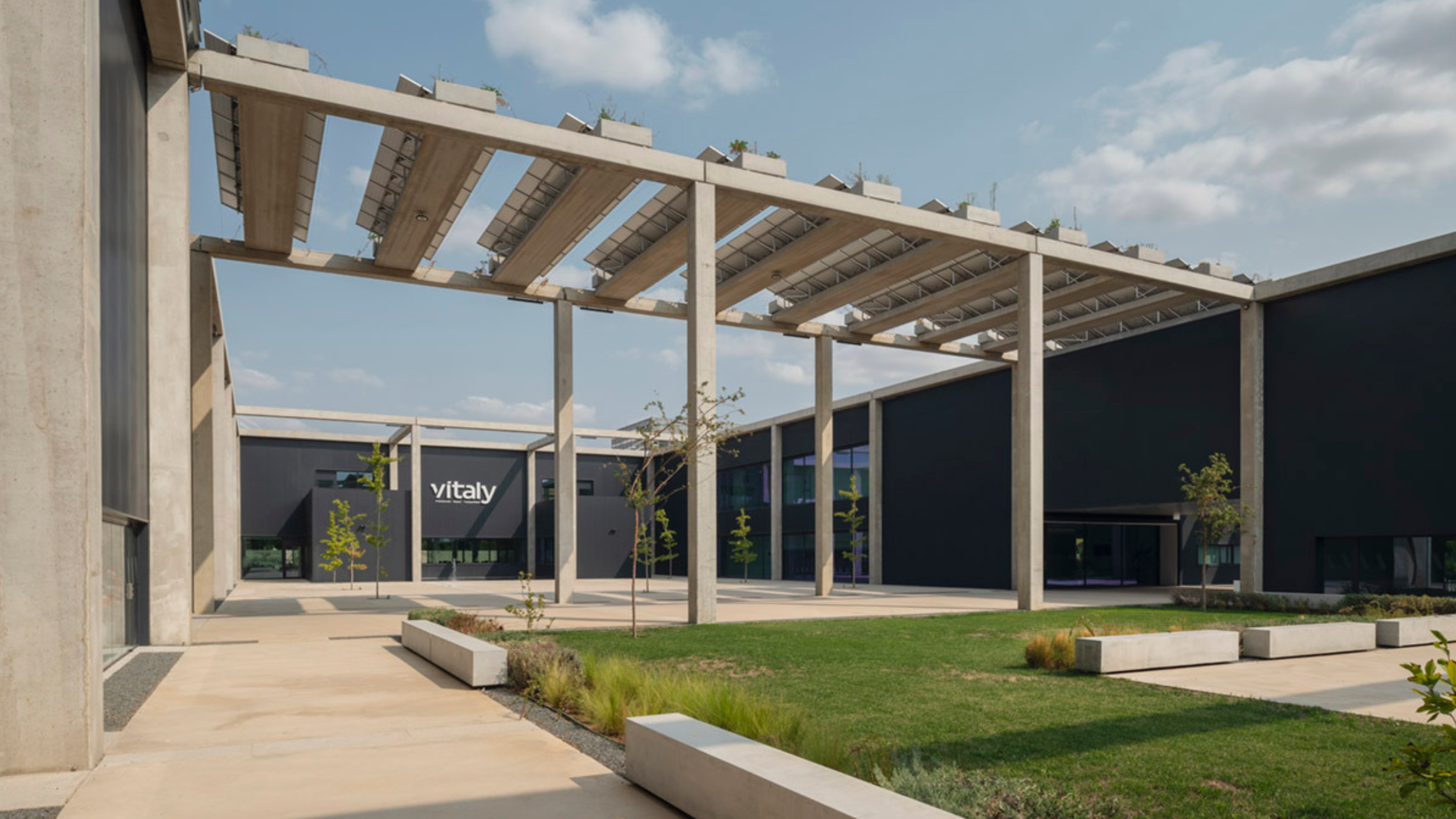 Jardin exterior y edificio de Vítaly