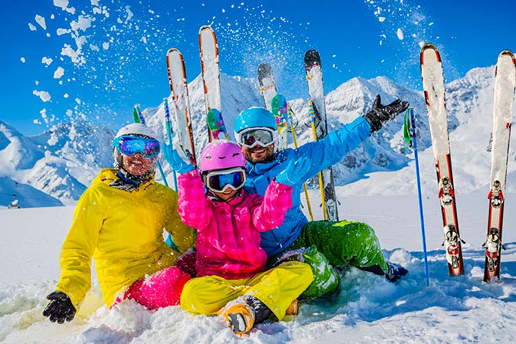 Cinco consejos para disfrutar de un viaje de esquí en familia