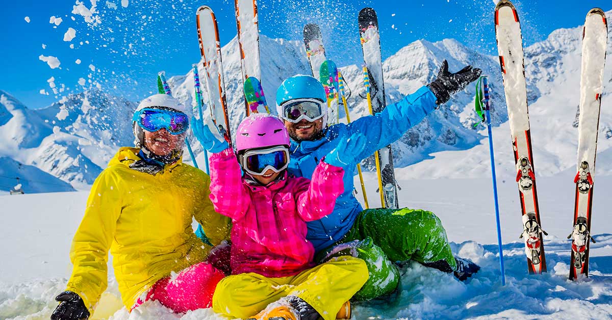 Familia feliz esquiando