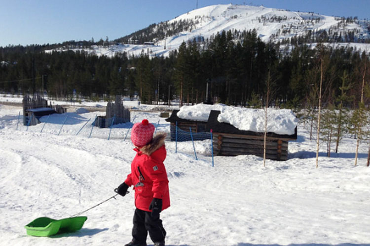 Niños juegan en la nieve