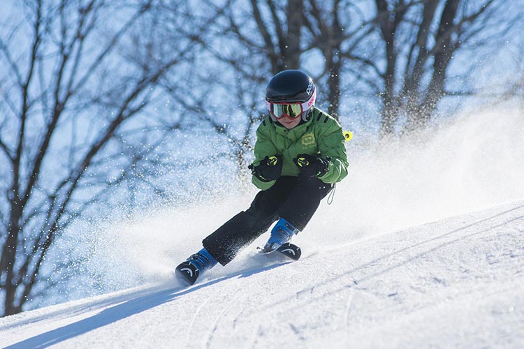 Alquilar o comprar el material de esquí de los niños