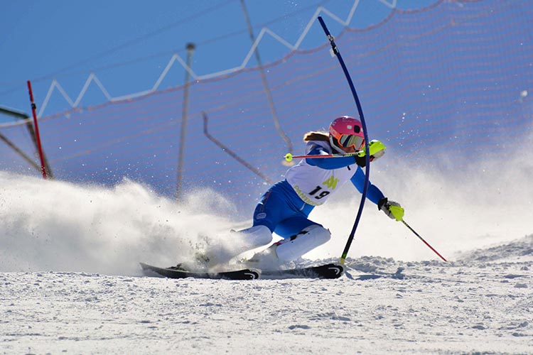 Joven esquiando con casco en una competición en Panticosa