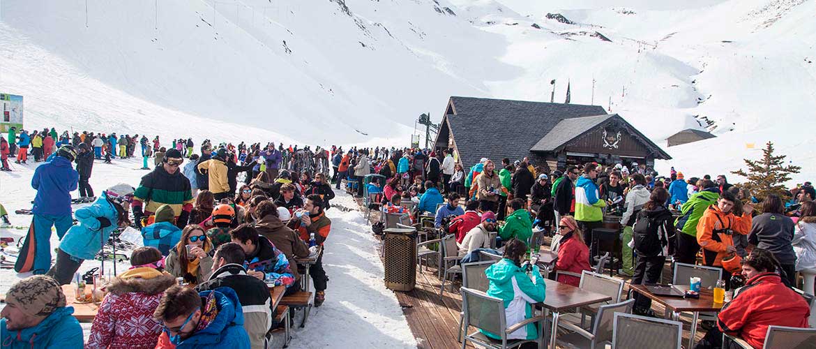 Familias y amigas disfrutando de un día en la nieve