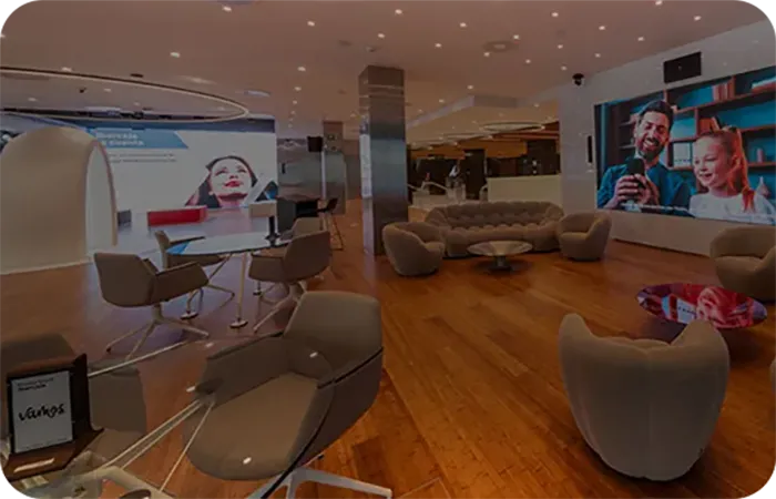 Espacio Xplora con sillones y pantallas digitale